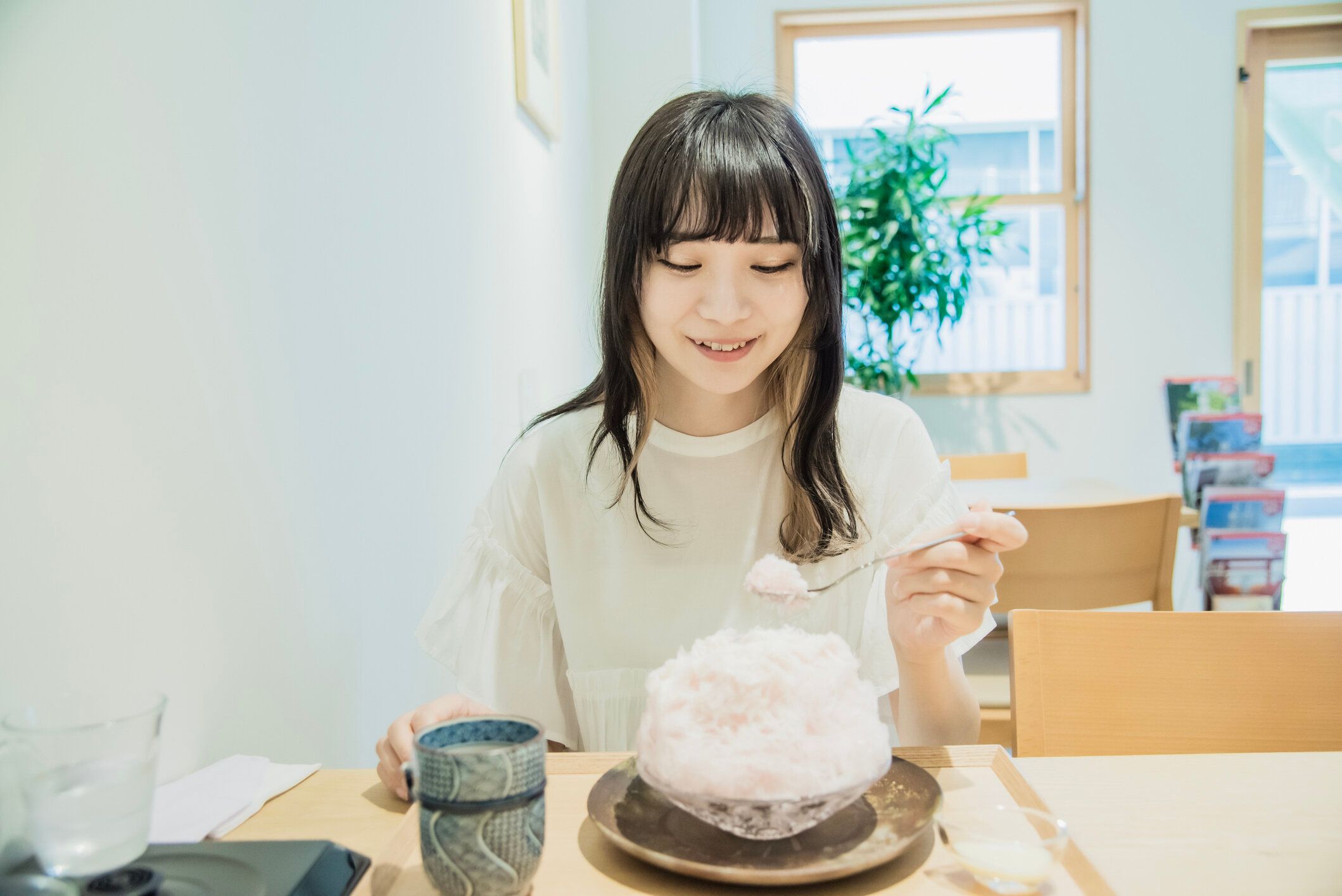 かき氷を食べる女性