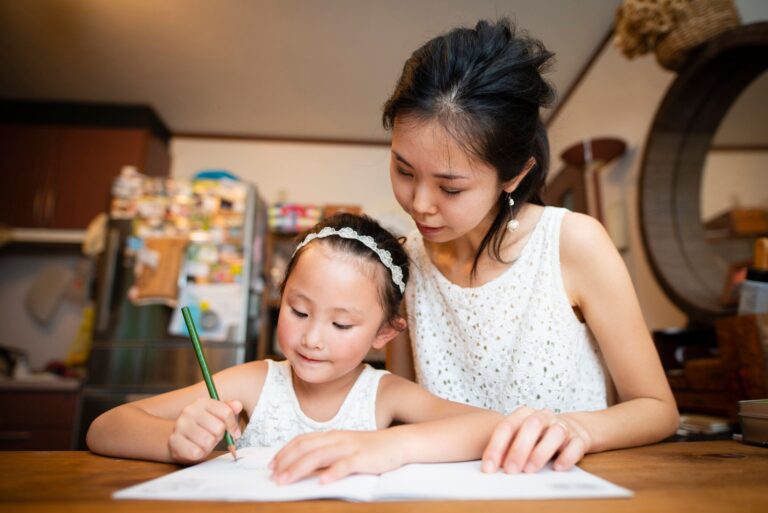 1ヵ所だけ埋まらない小学生娘の宿題プリント。SNSに助けを求めると、協力を惜しまない人の回答が多数集まる