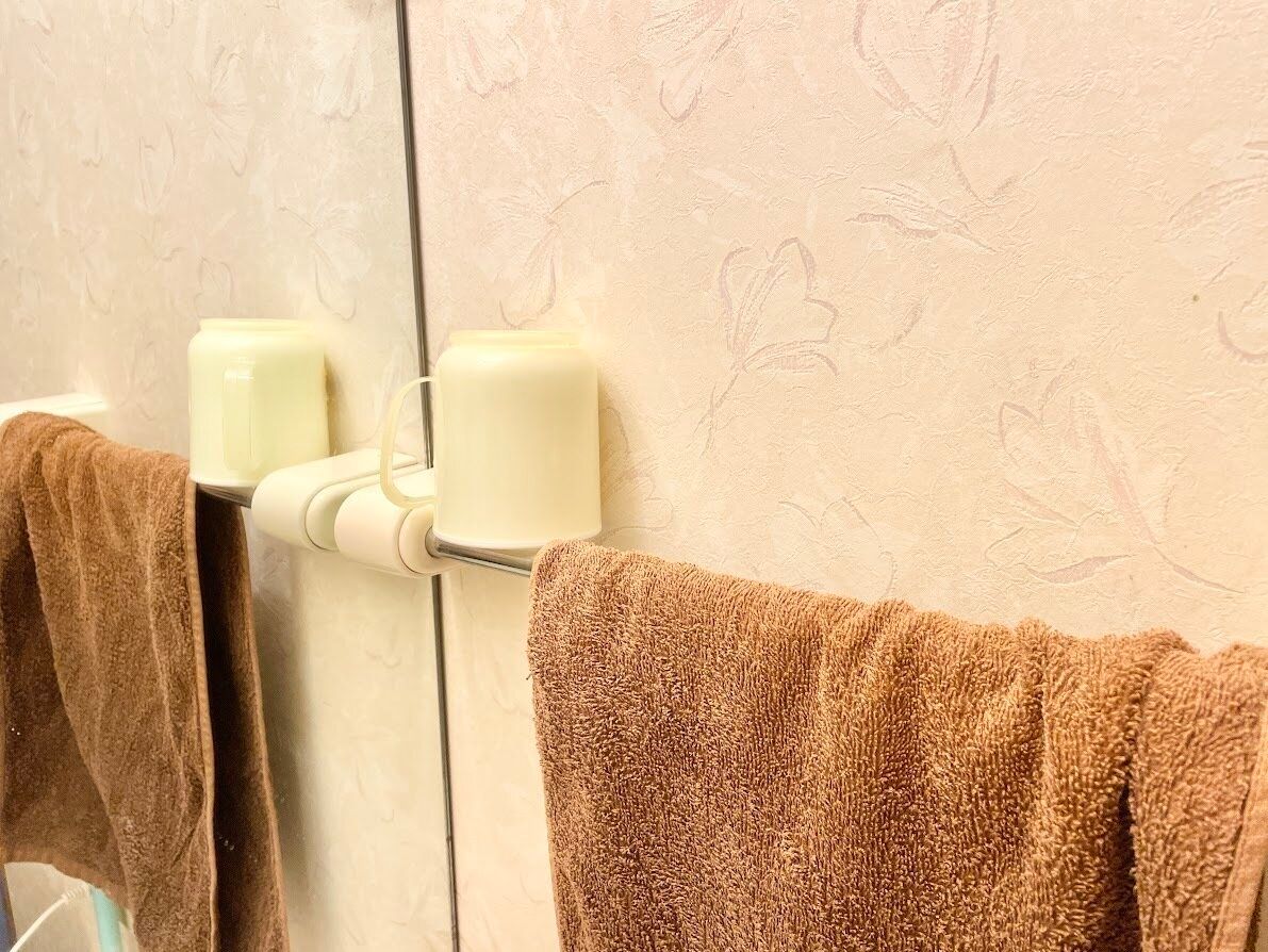 タオルバーにうがい用コップを置く