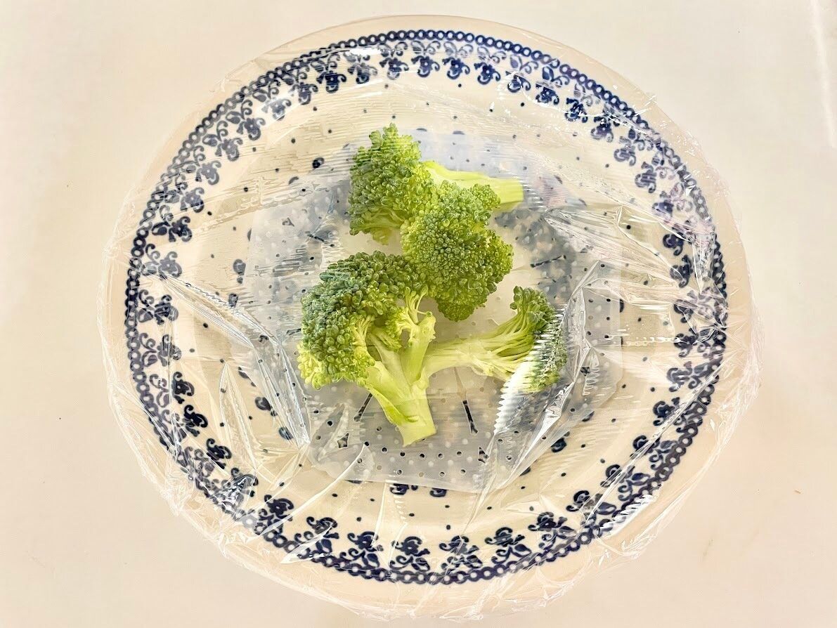 あく取り落とし蓋を皿にのせブロッコリーを蒸す