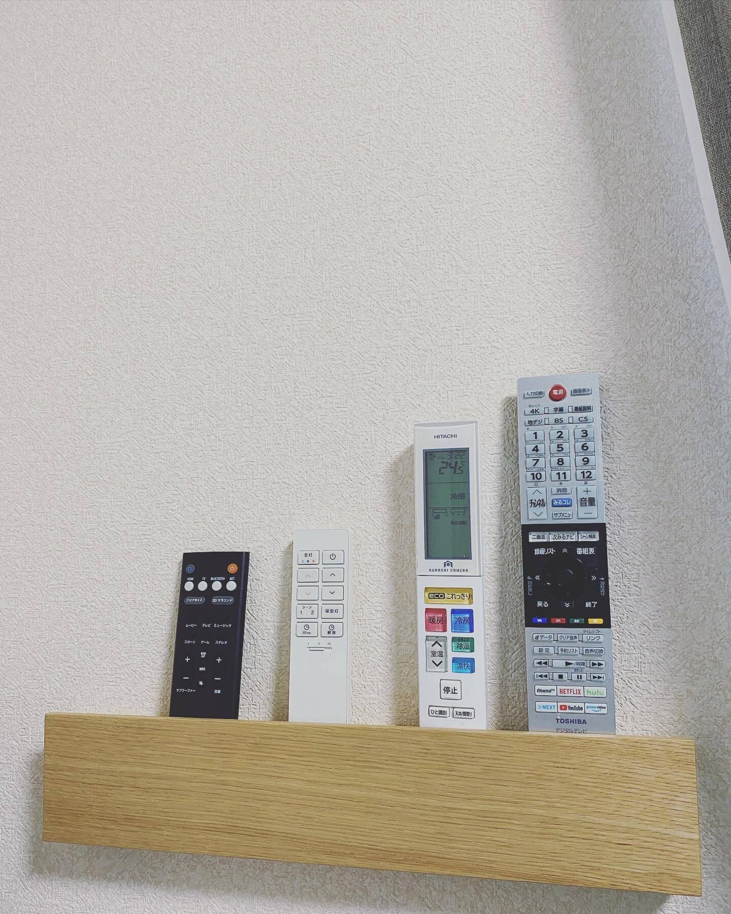 無印良品のアイテムで壁にリモコンを収納