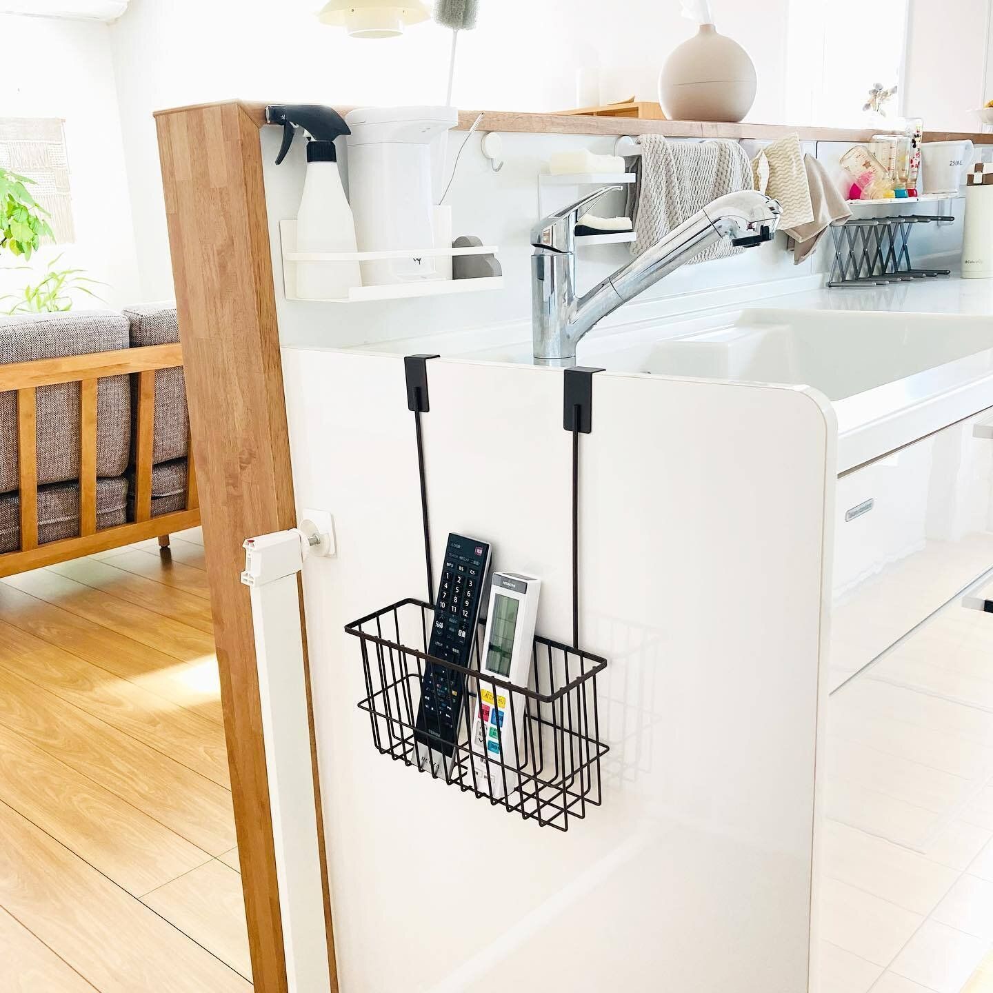 ダイソーアイテムを使ってリモコンを浮かして収納