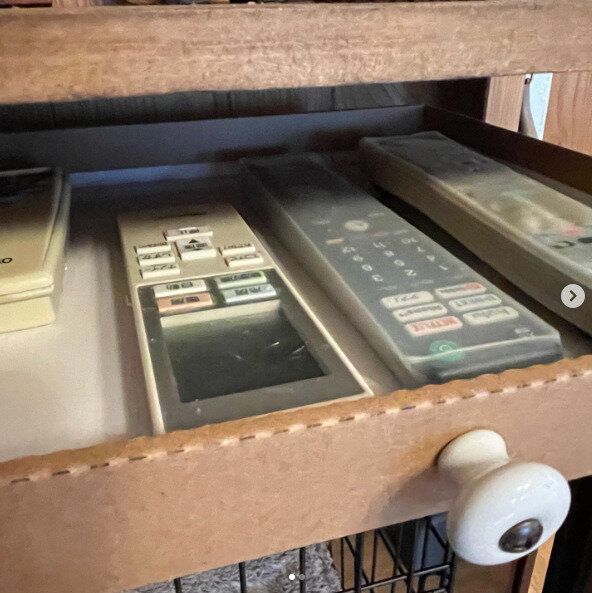 段ボールに取っ手をつけてリモコンを収納!