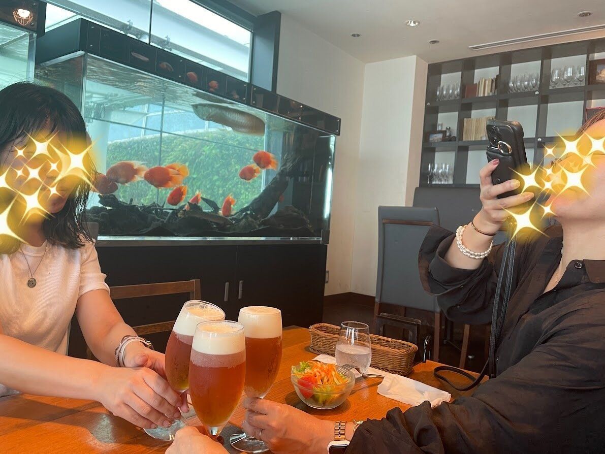 空港のレストランで乾杯