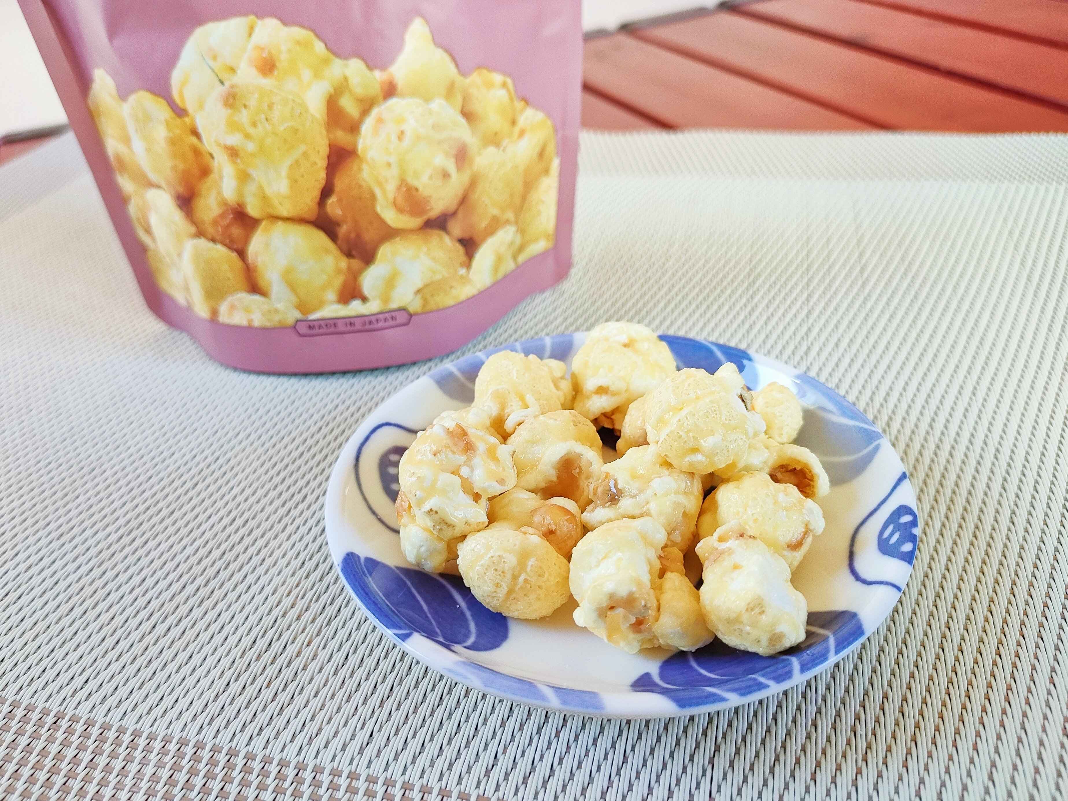 さつまいもポップコーンをお皿に乗せて