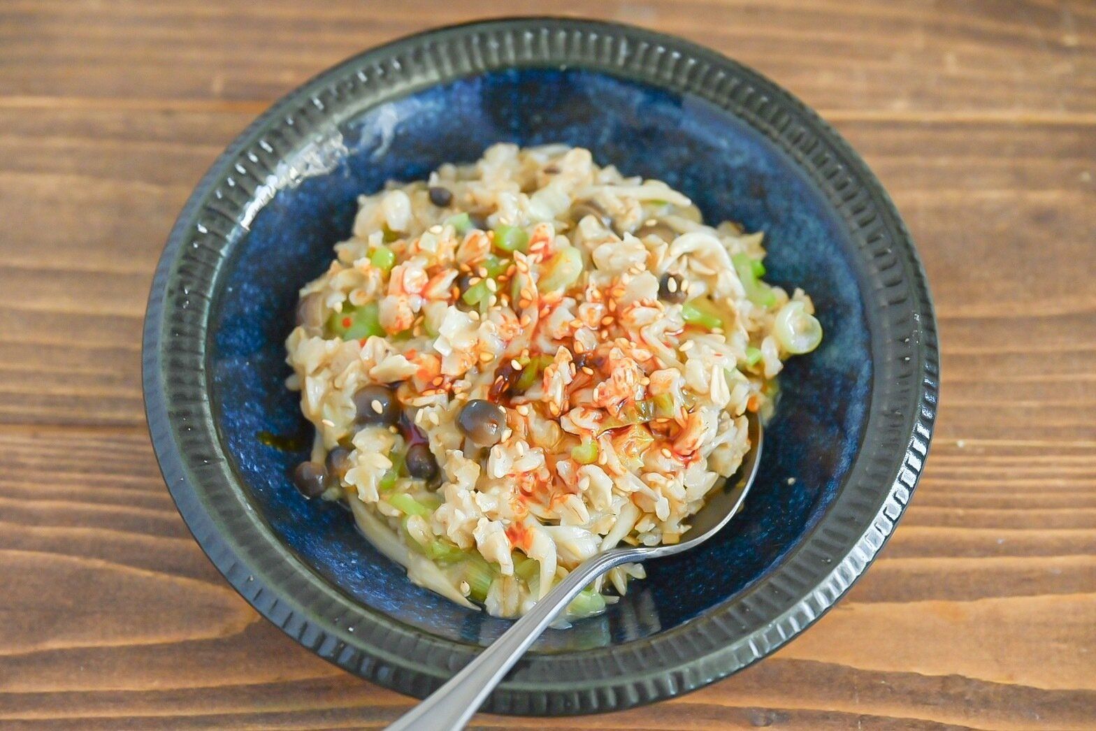 青い皿に盛られたオートミール中華粥