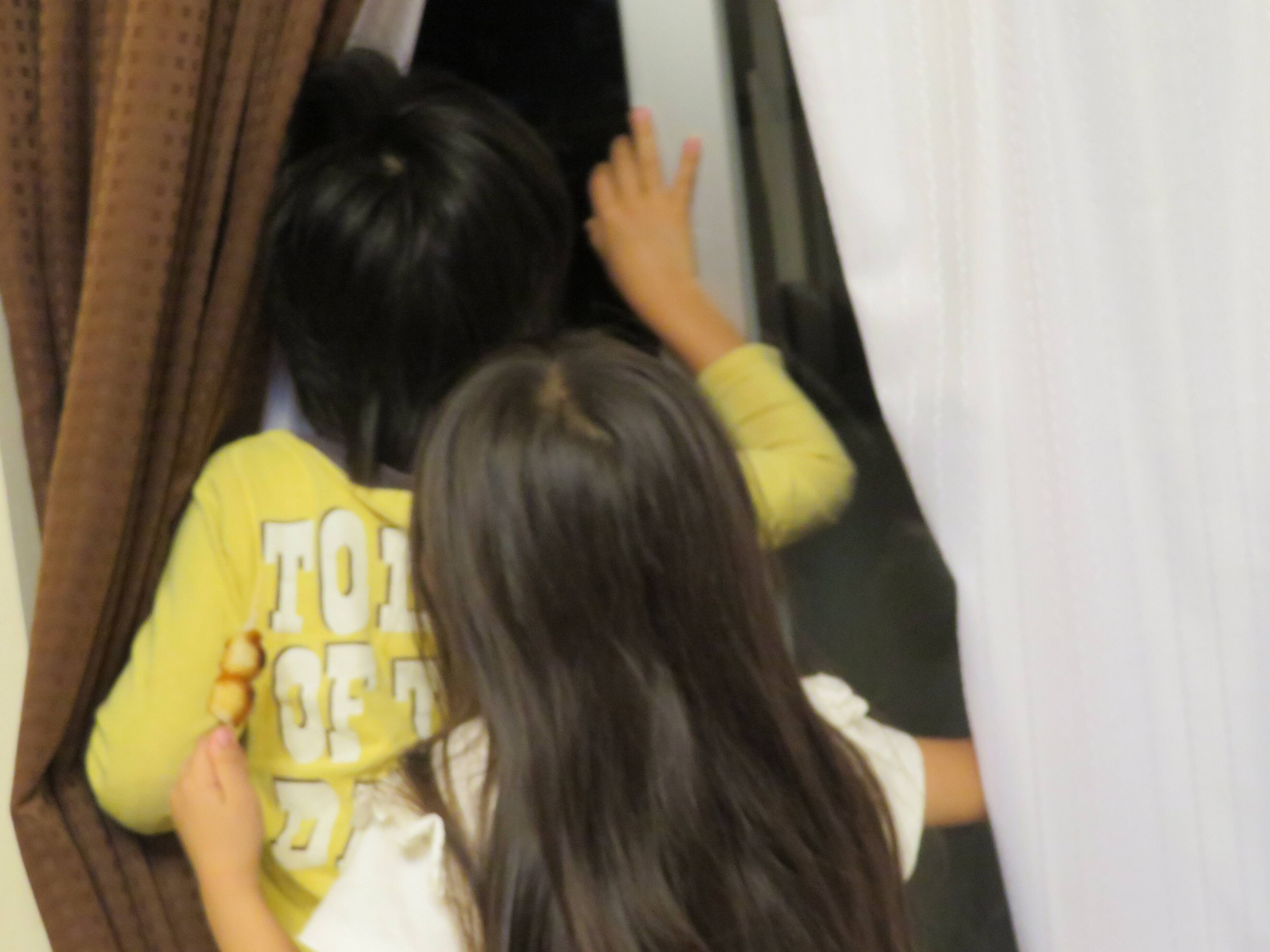 月見をする子ども達