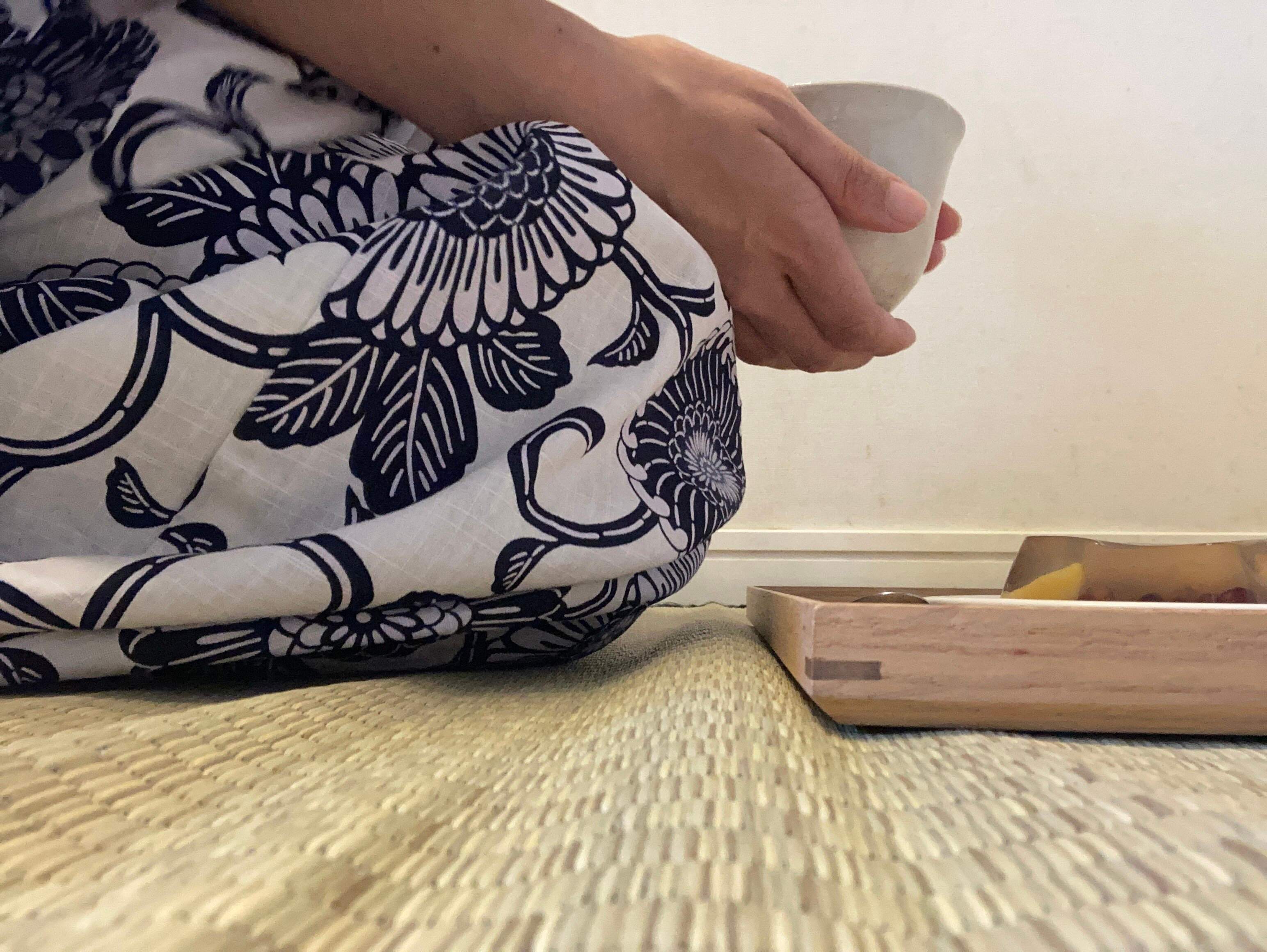 浴衣姿で座る