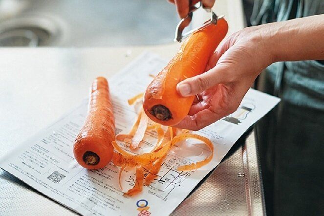 ポリ袋の代わりにチラシに包んでいます。