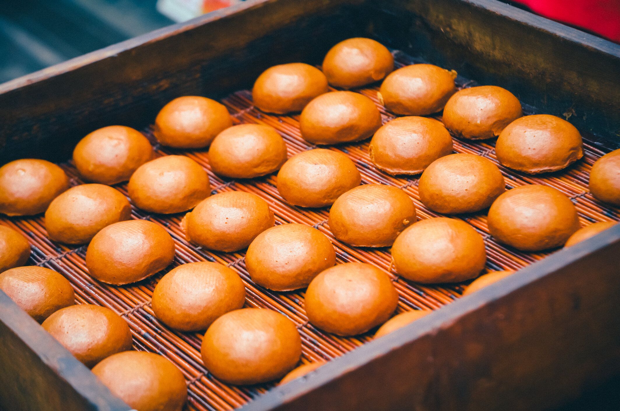 東京の下町にある美味しい食べ物の屋台。