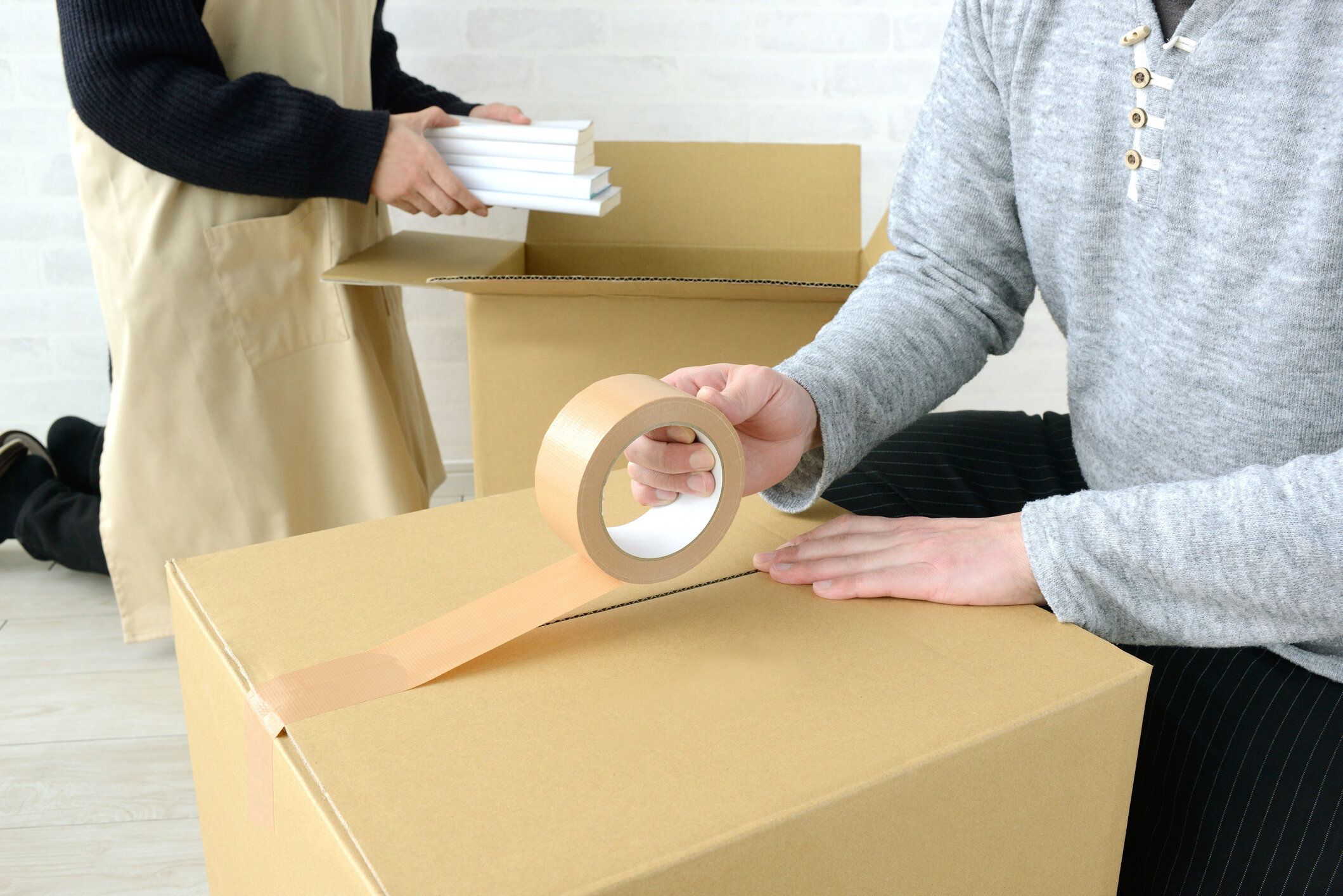 居間で移動するための男女梱包