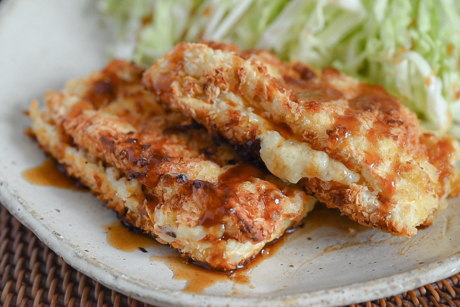 皿に盛られたはんぺんカツ