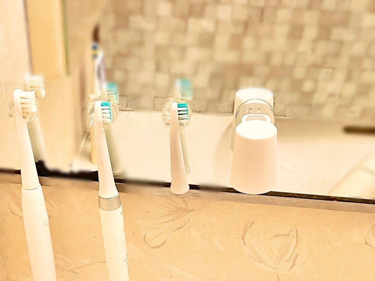 洗面所の鏡に貼り付けたマウスウォッシュ用コップ