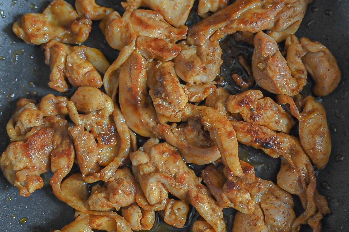 フライパンに入った完成したケバブ