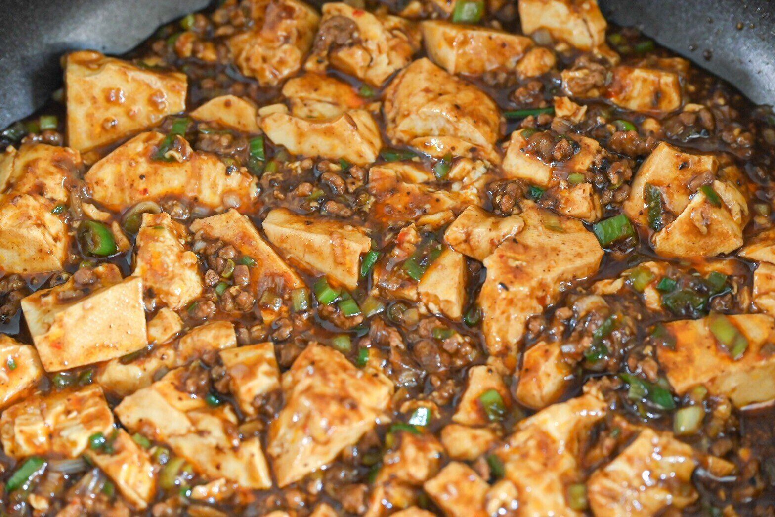 フライパンに入った完成した黒麻婆豆腐
