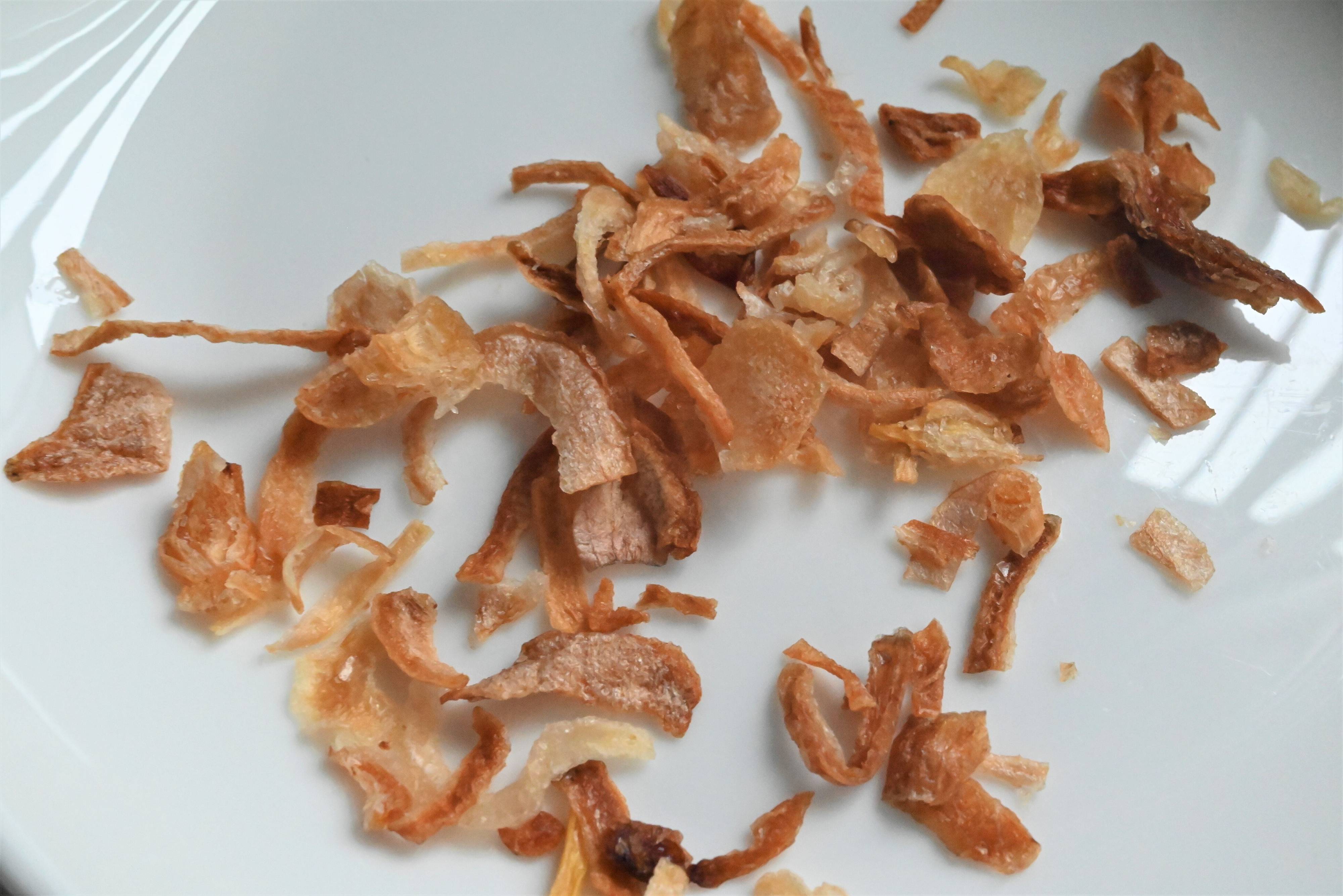 白い皿にのったフライドオニオン