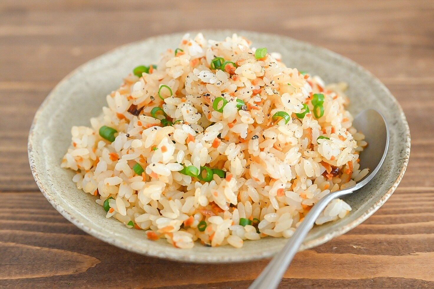 皿に盛られた洋風まぜごはん