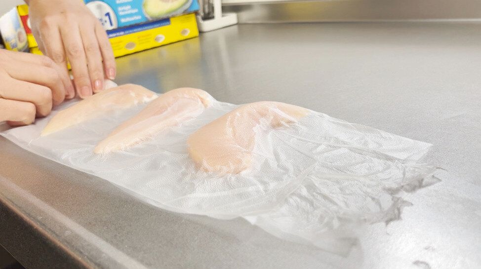 プレスンシールを使ってささみを密閉保存