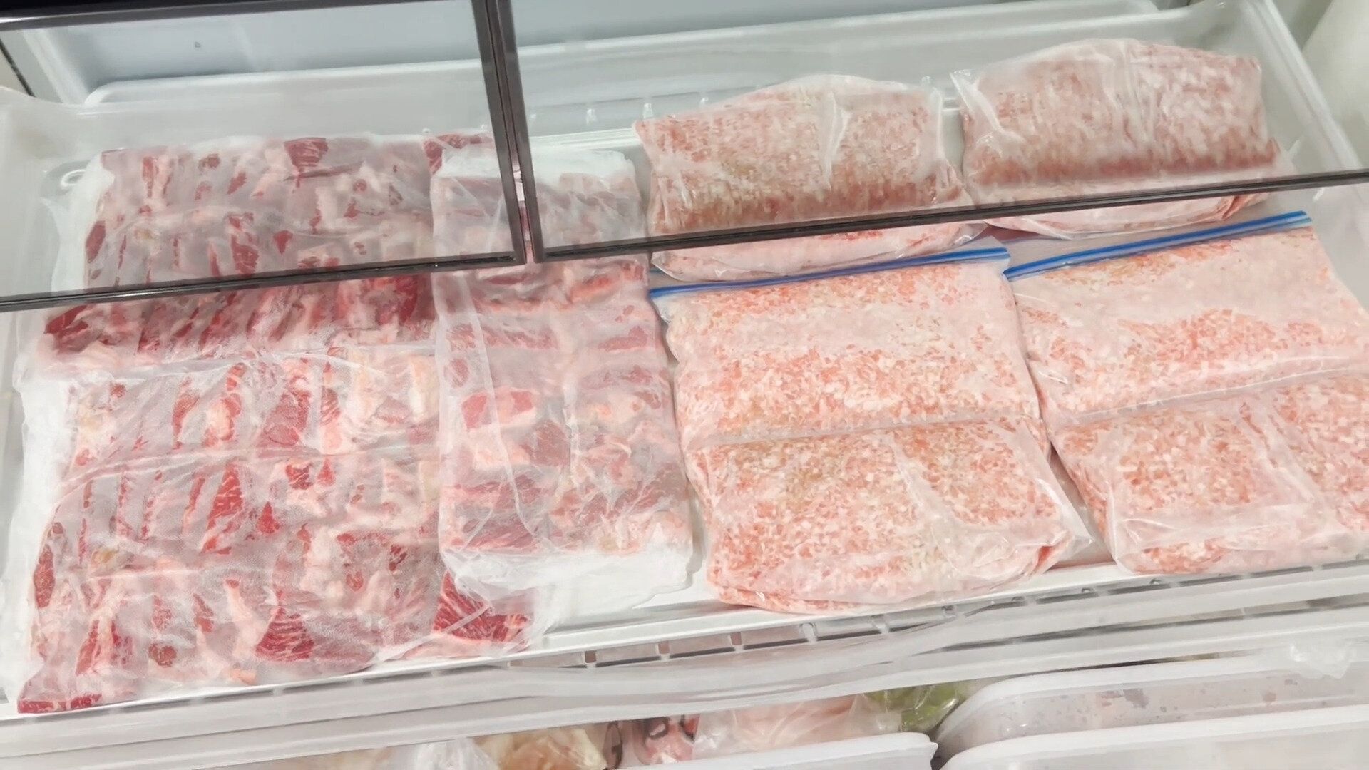 急速冷凍コーナーに保存された食材