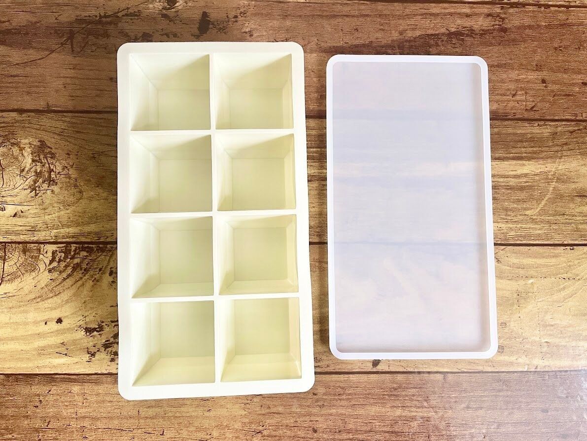 蓋を開けたシリコーンアイストレー