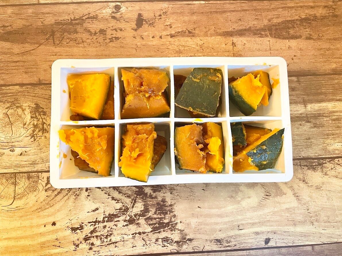 シリコーンアイストレーに小分けに入ったかぼちゃの煮物