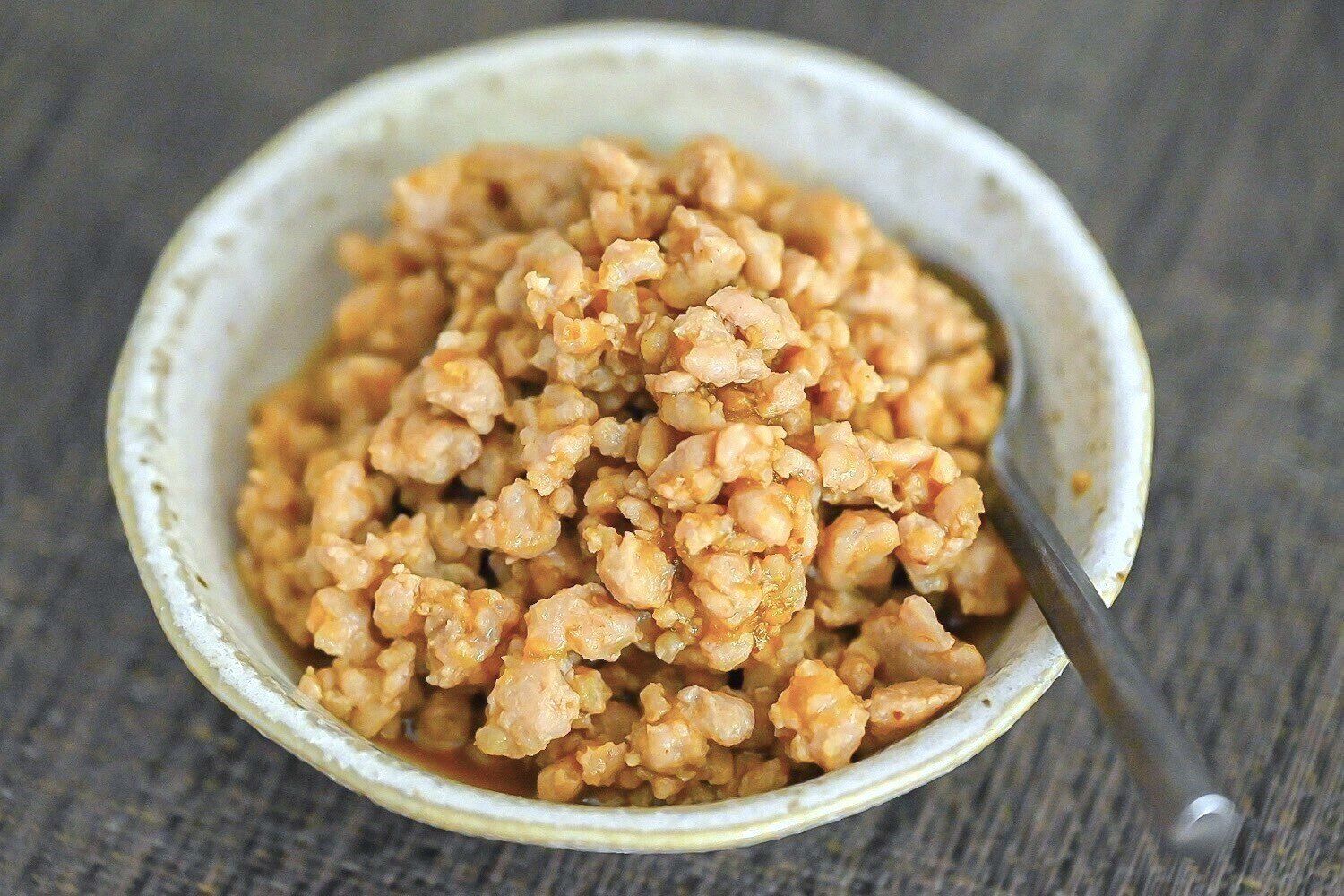 白い皿に盛られた豚そぼろ