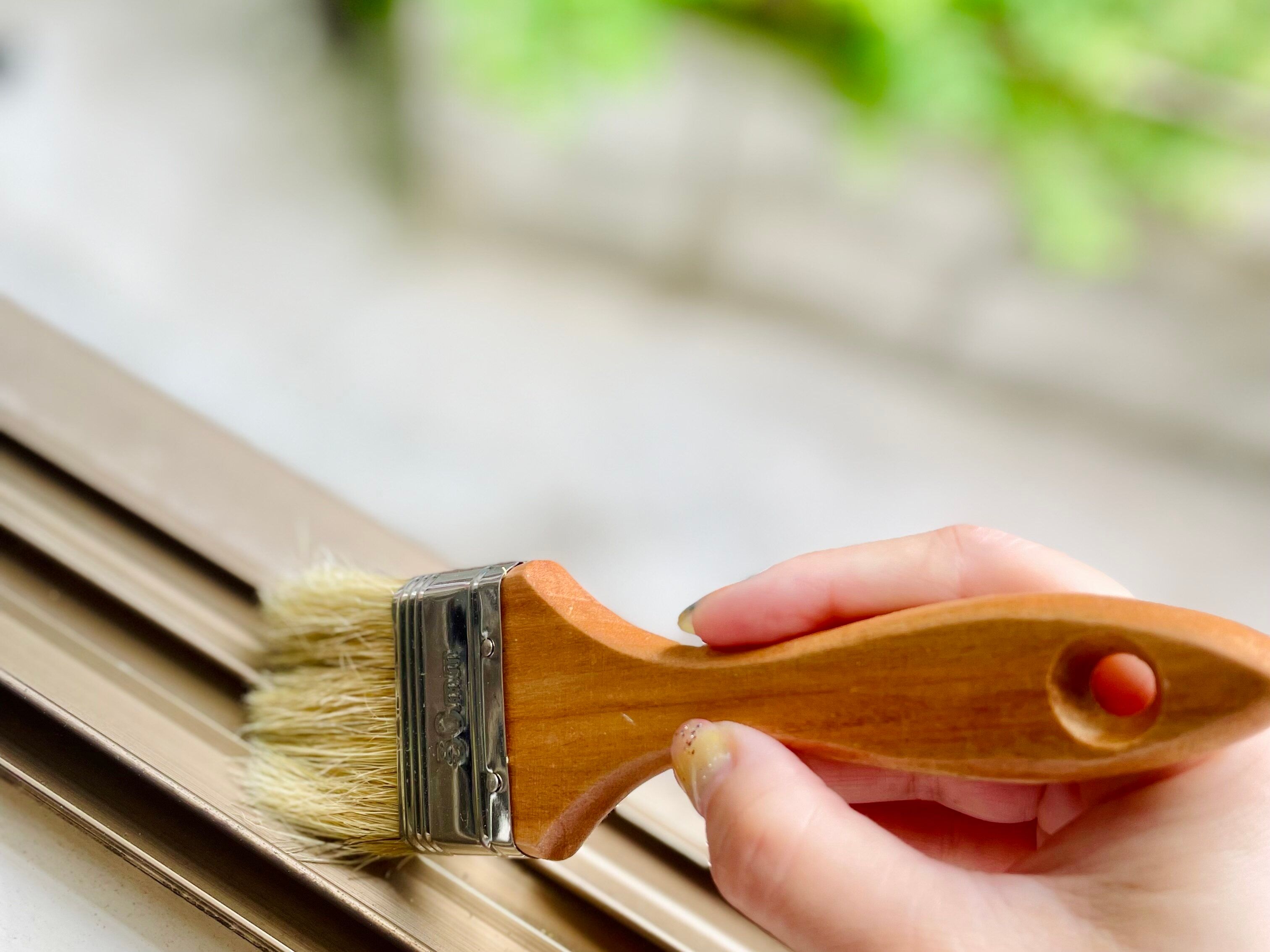 ほこりが溜まった窓のサッシ