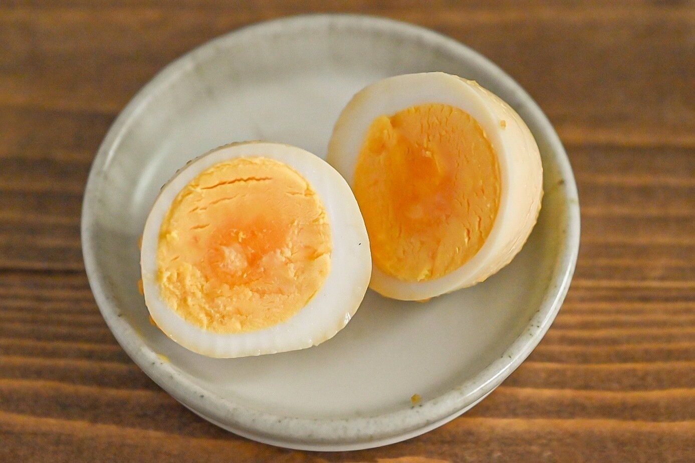 白い皿に盛られた味付け卵