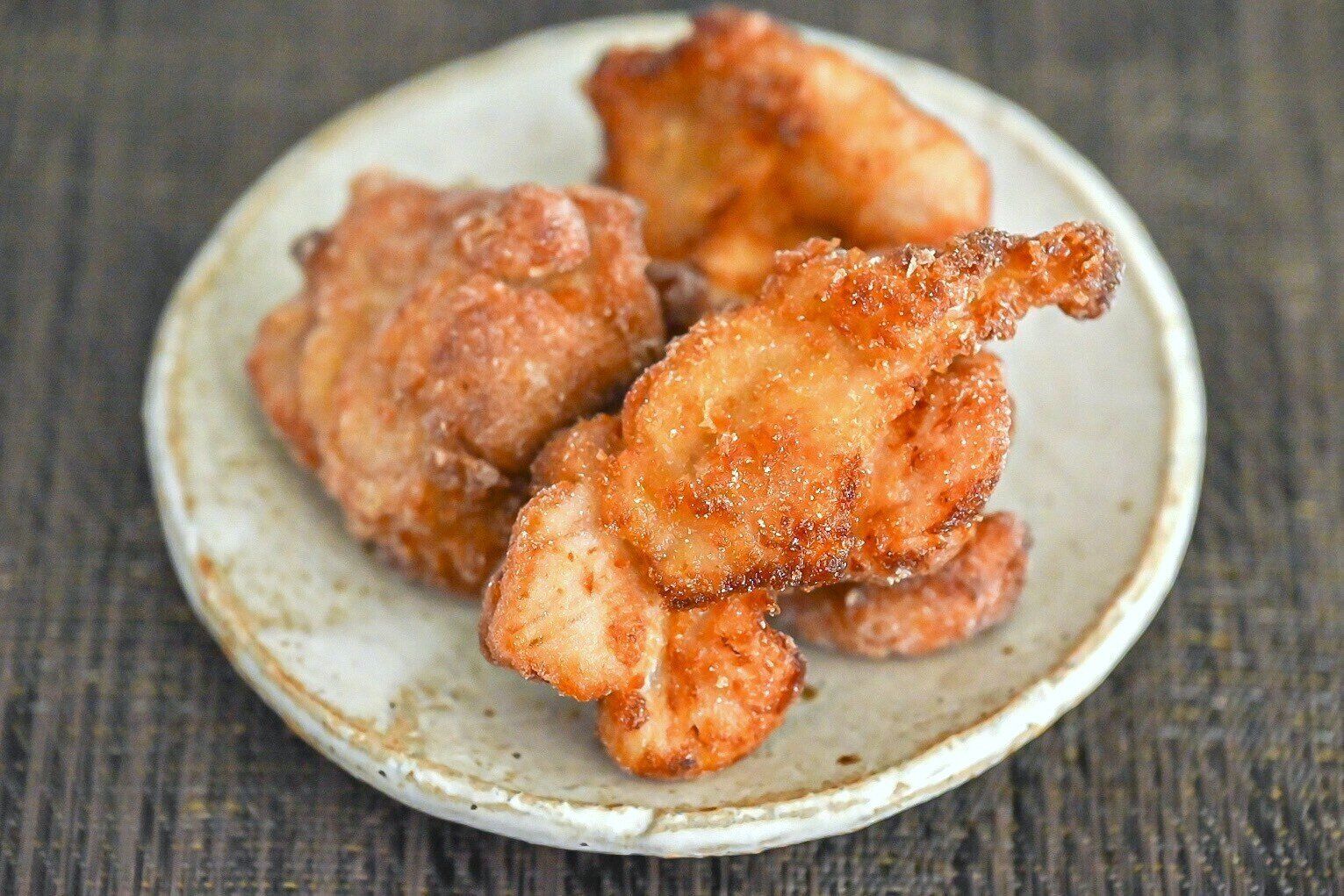 陶器の皿に盛られた唐揚げ