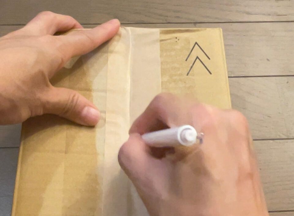 セーフティカッターで箱を開ける