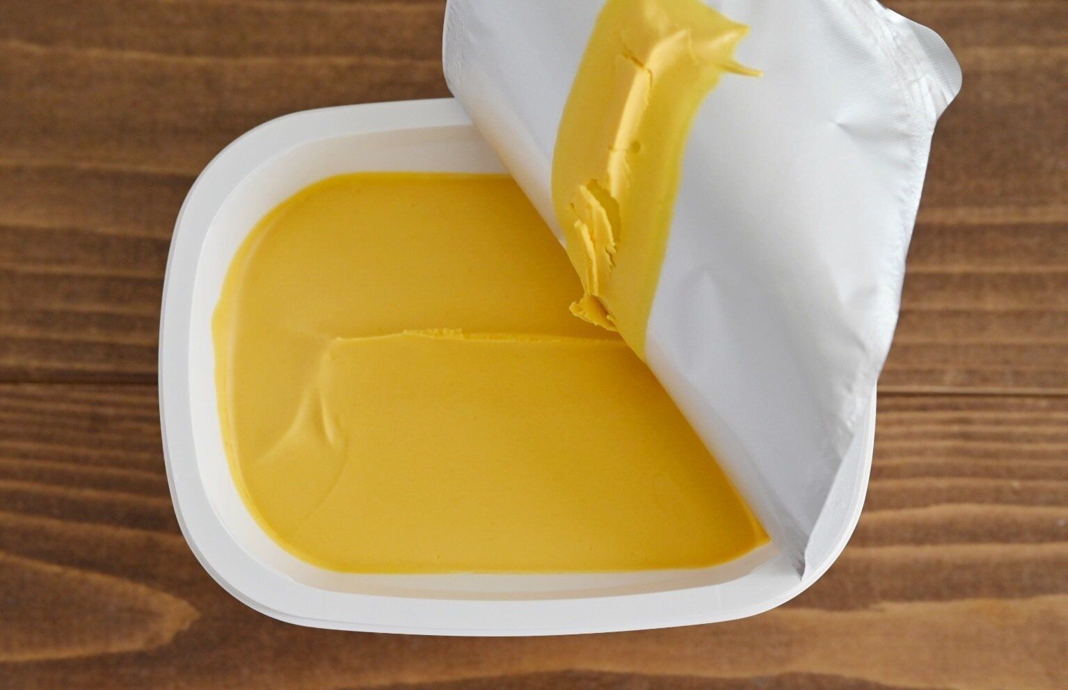 蓋をはずしたうにバター