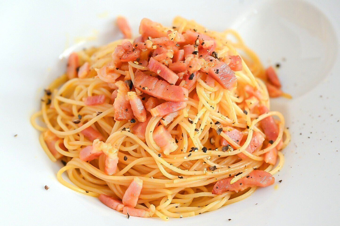 白い皿に盛られたうにバターパスタ