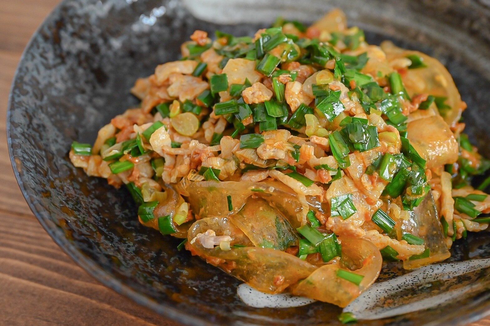 皿に盛られた黒い皿に盛ったタンミョン