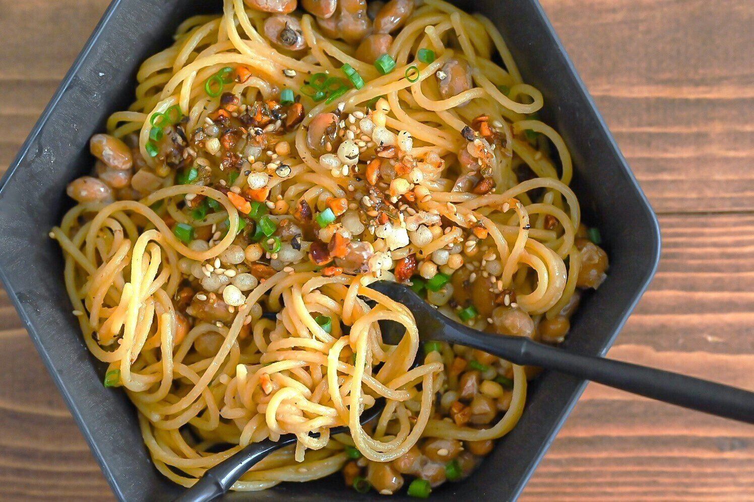 黒い皿に入った納豆パスタ