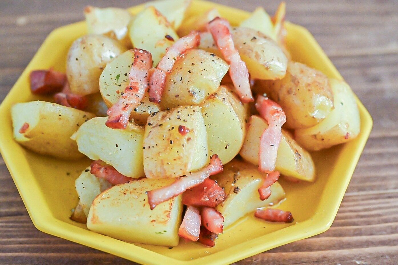 黄色の皿に盛られたジャーマンポテト