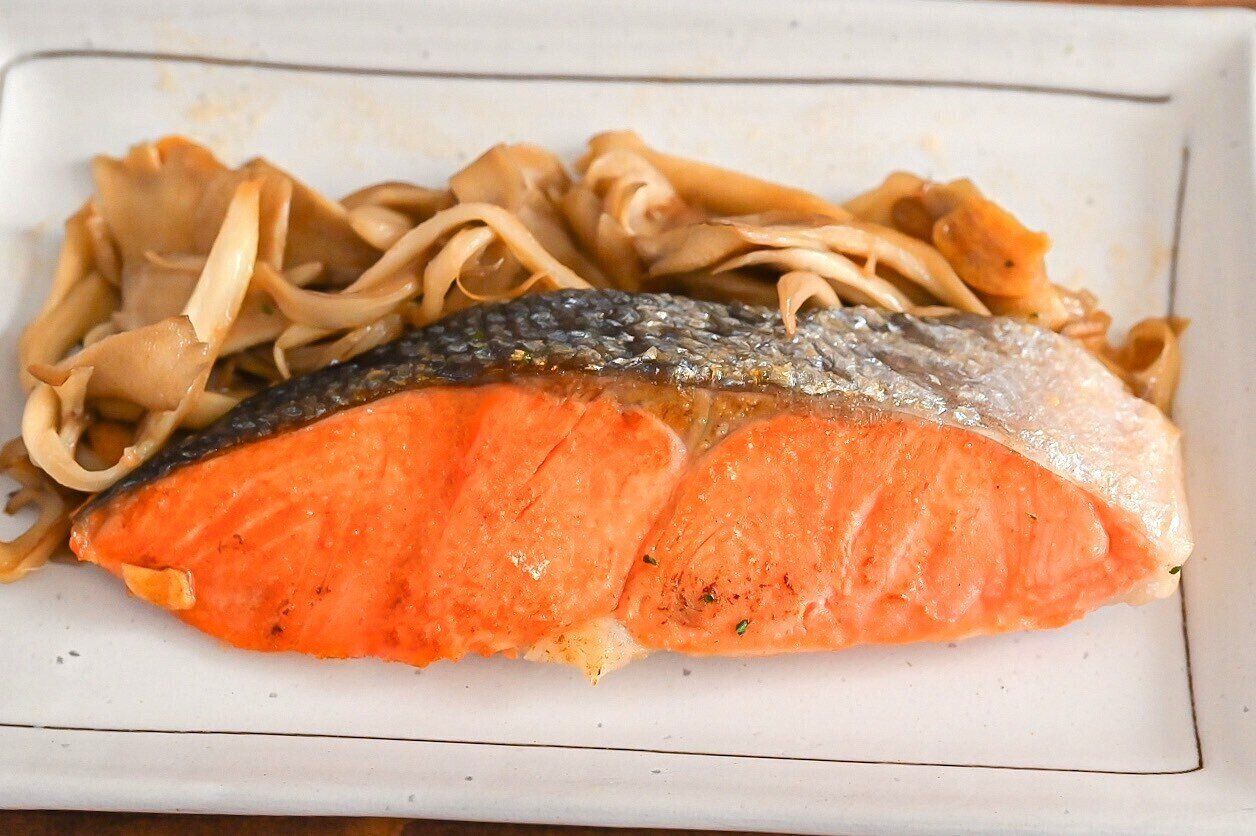 皿に盛られた鮭と舞茸のソテー