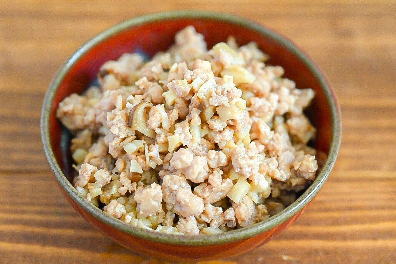 赤い皿に盛られたそぼろ