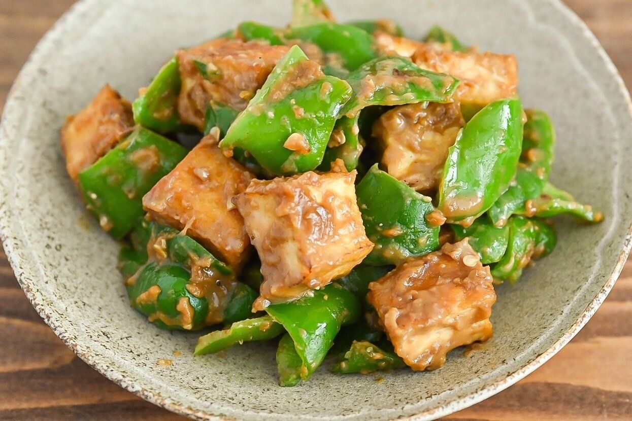 皿に盛られた厚揚げとピーマンのごまみそ炒め