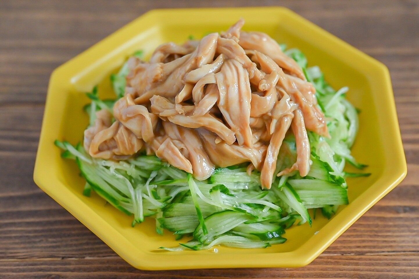 黄色い皿に盛られた蒸し鶏のねりごま和え