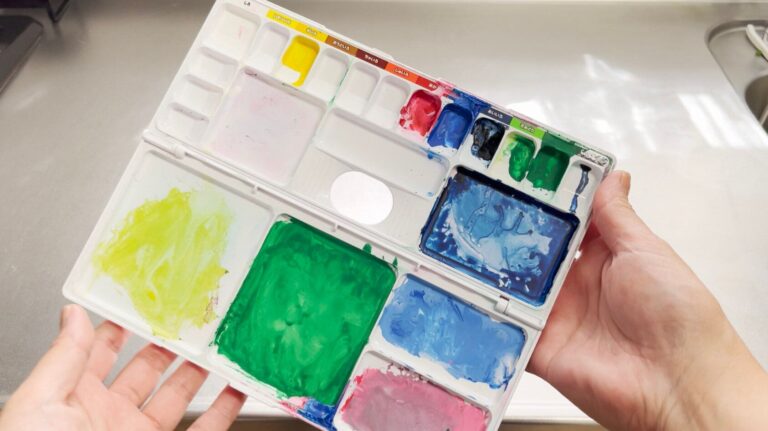 【意外なものが活躍】絵の具パレットの汚れが落ちない？そんな時は、この方法を試してみて！