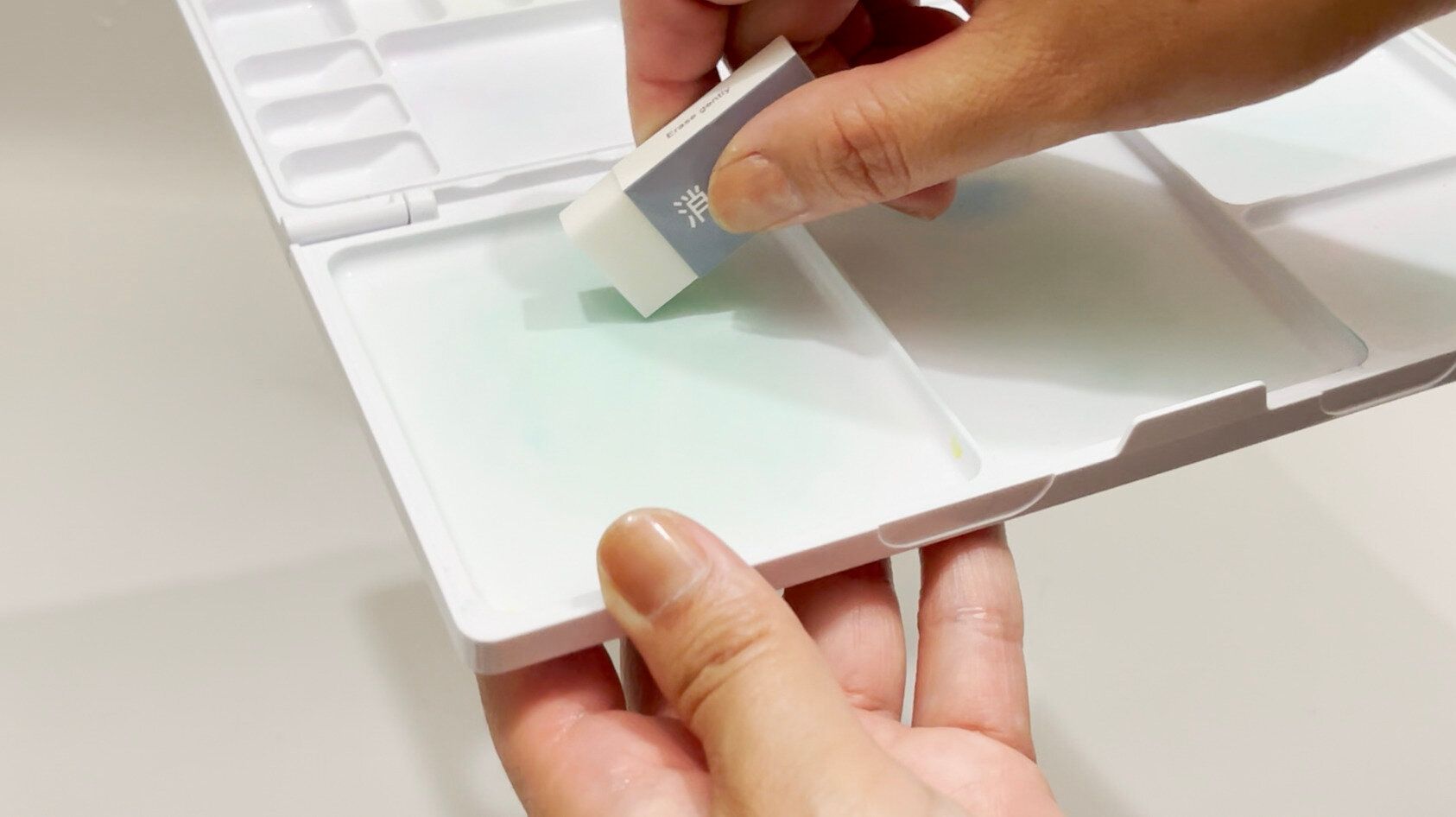 消しゴムでこする