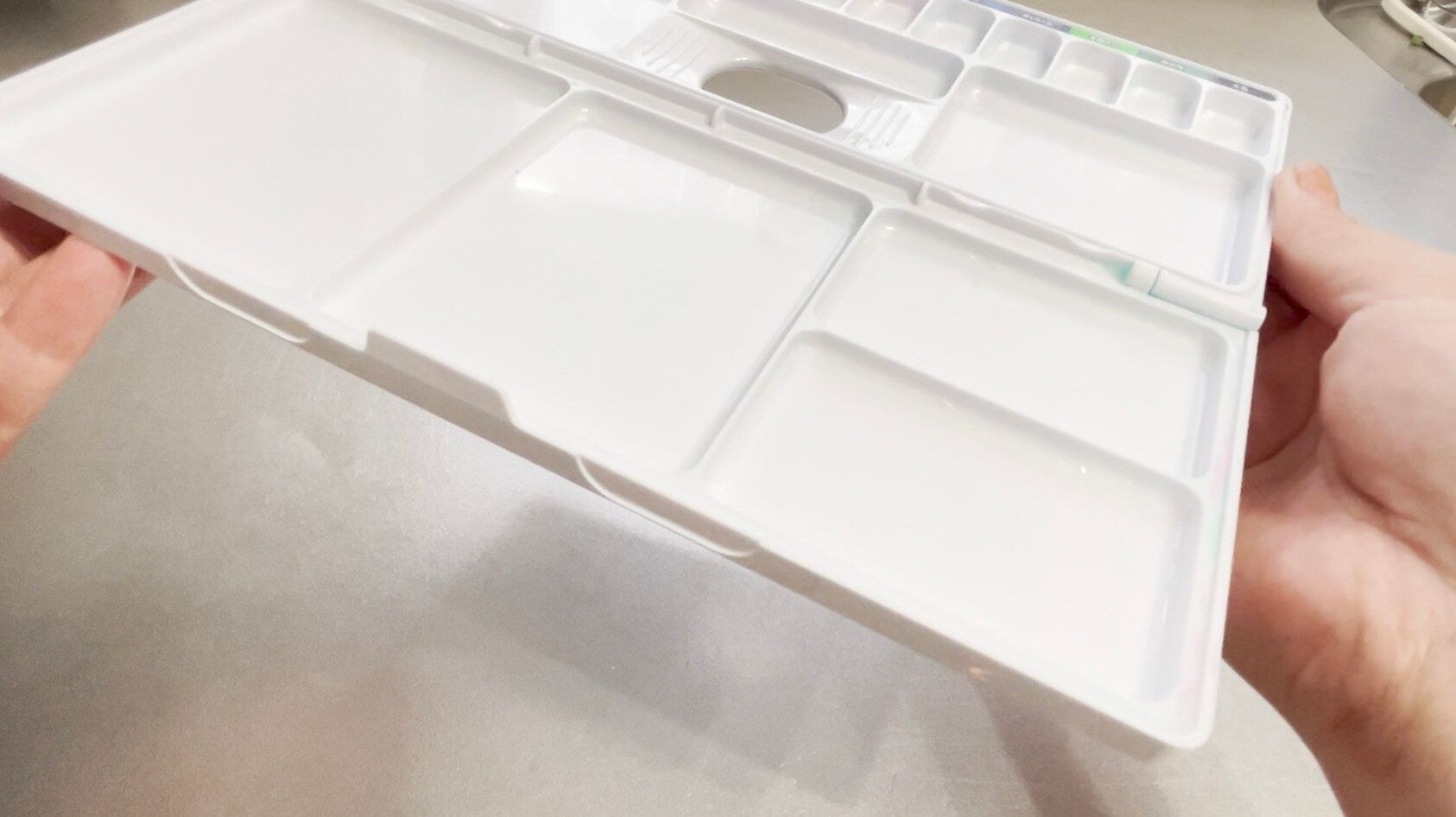 絵の具跡が取れたパレット