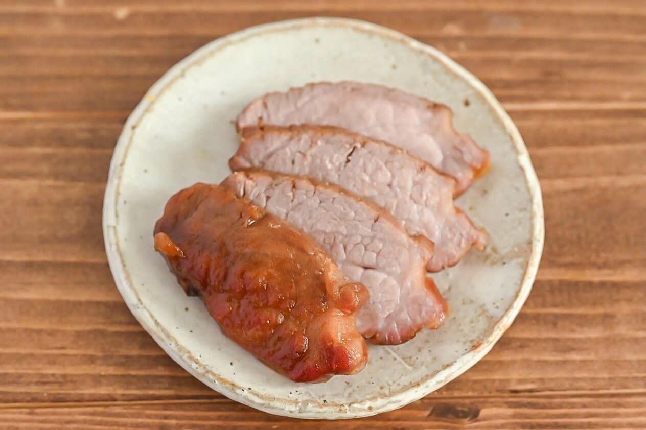 陶器の皿にのったカット済みの焼豚