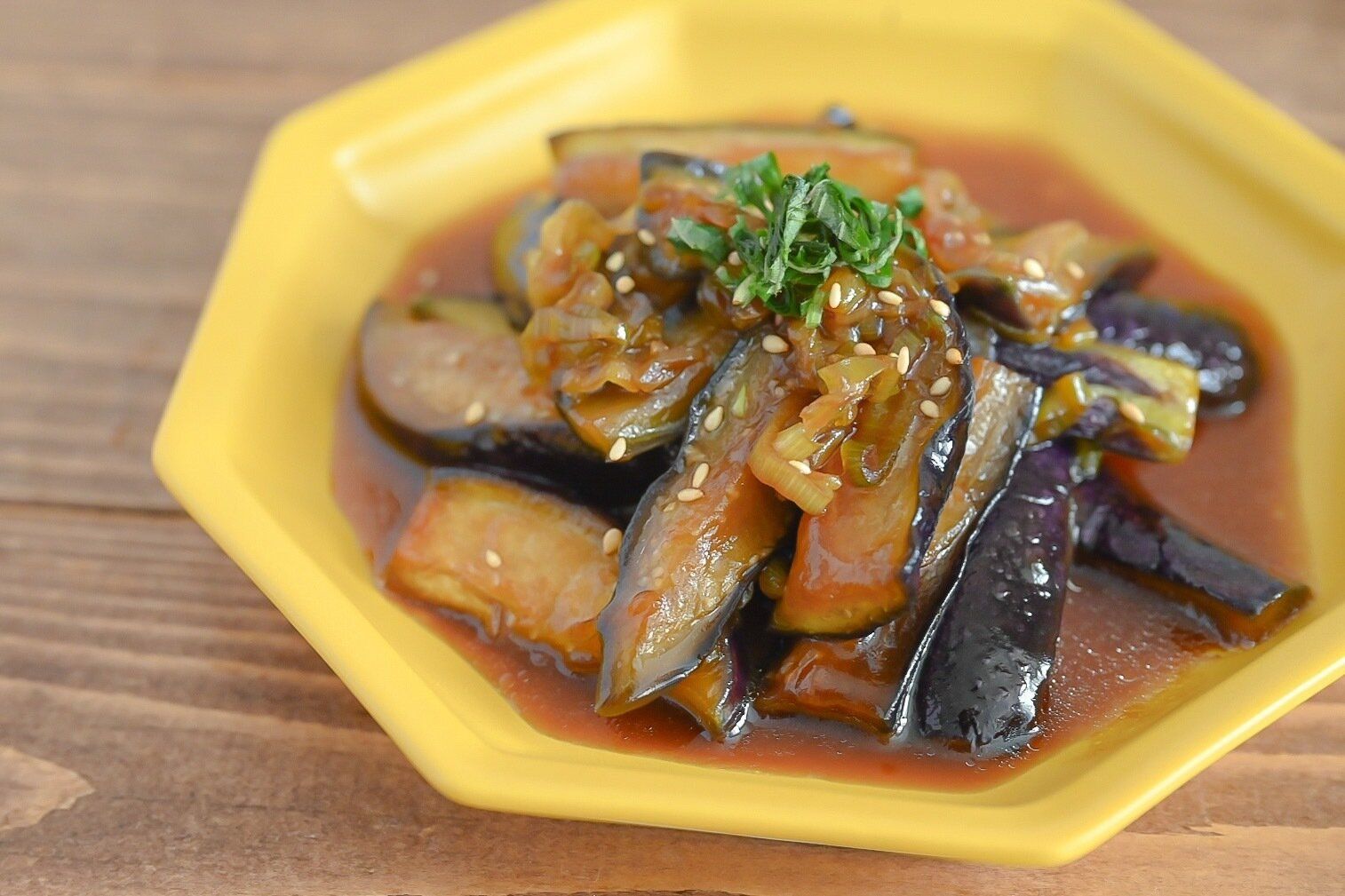黄色い皿に盛ったなすとねぎのレンチン蒸し