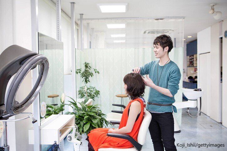 美容院で髪をカット
