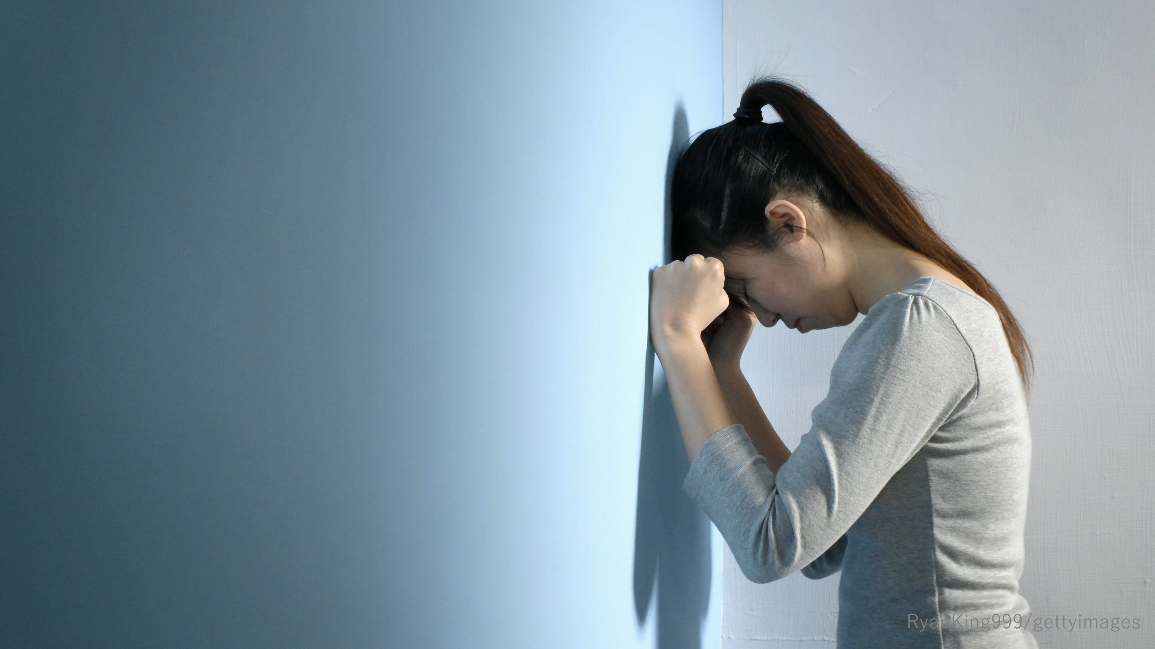 落ち込んでいる女性