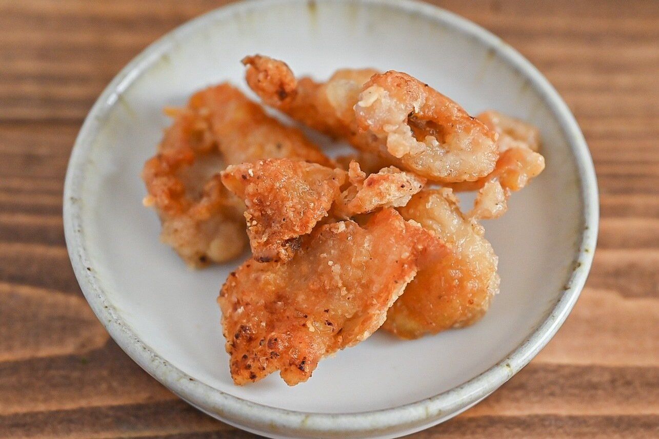 白い皿に盛られた鶏皮唐揚げ