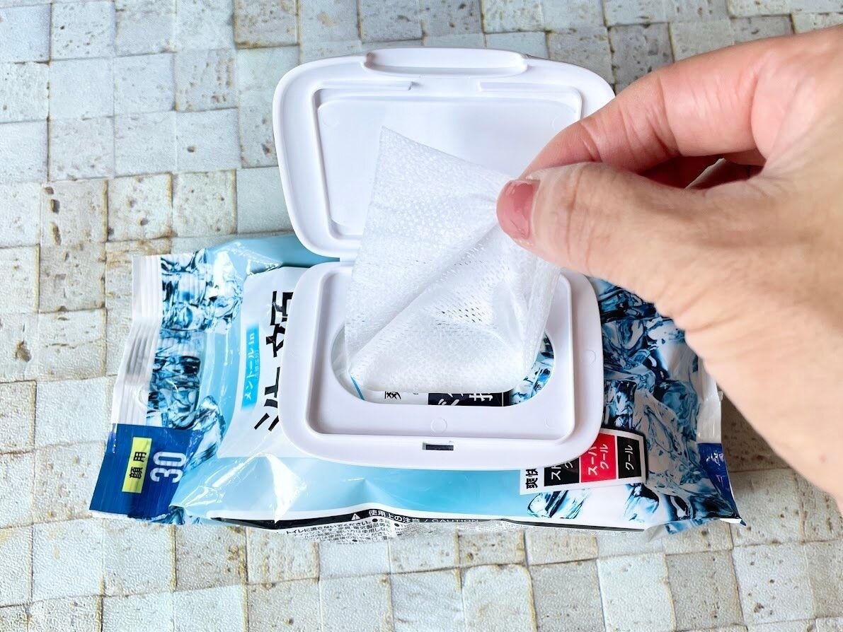ウエットシートのフタを開けて中身を取り出しているところ