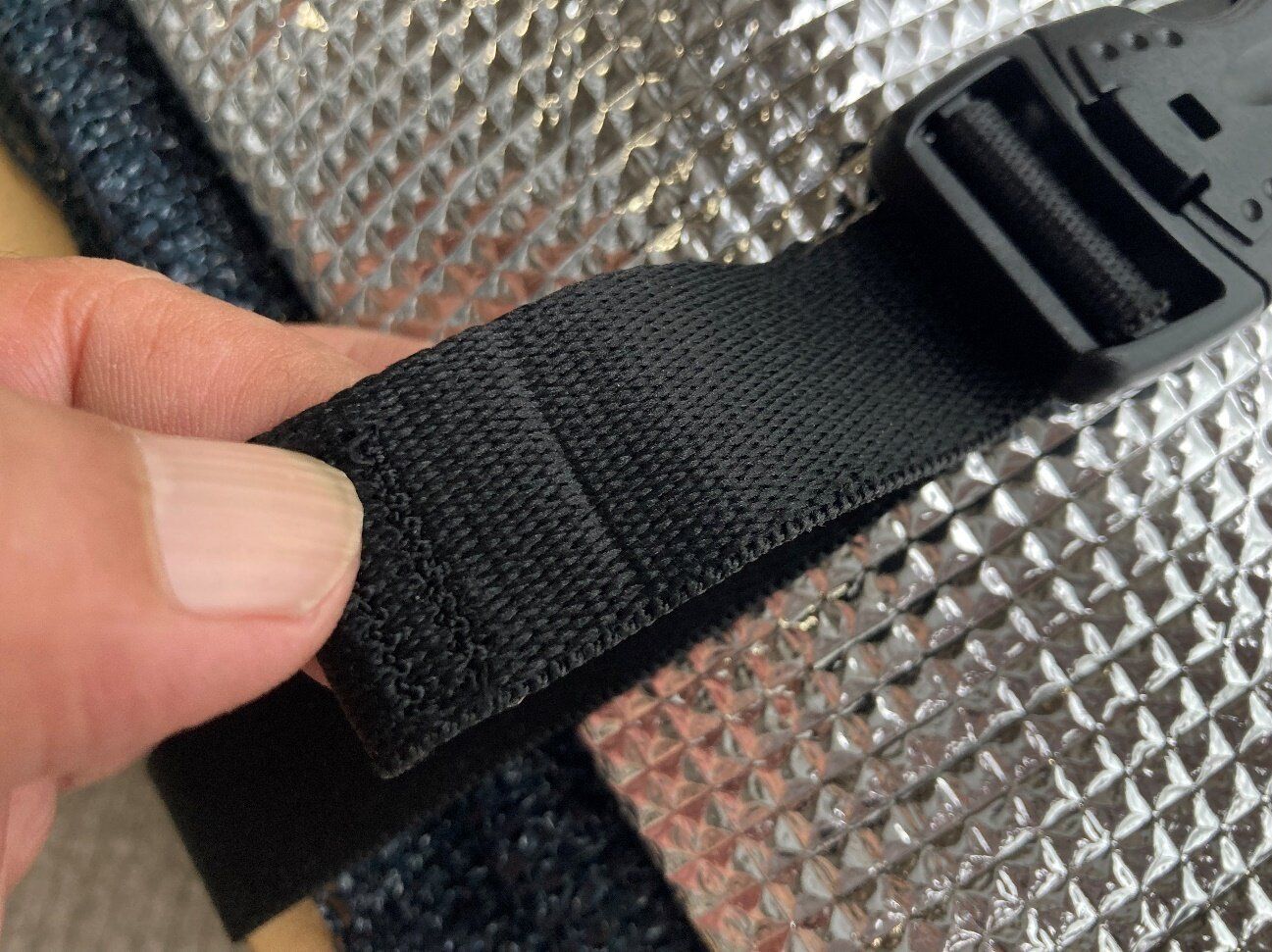 荷物まとめが一瞬！「バックル式圧縮ベルト」