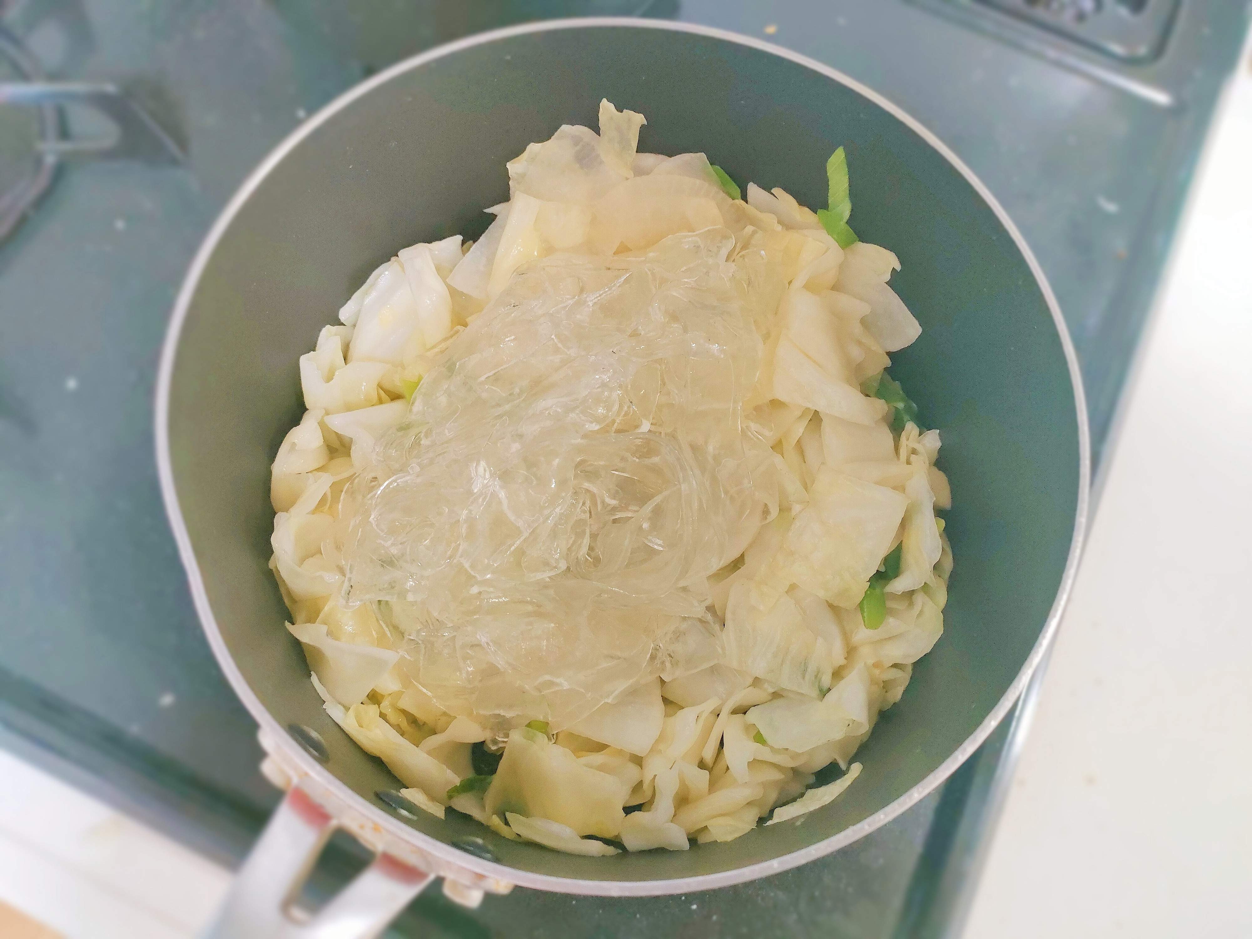 具材とタンミョンをお鍋で炒める